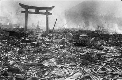 À quelles dates les 2 bombes atomiques américaines sont-elles jetées sur le Japon à Hiroshima et Nagasaki ?