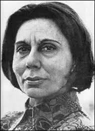 Actrice et chanteuse d'origine arménienne naturalisée française, elle joua notamment dans les films "La Folie des grandeurs", "Vipère au poing" et "L'Affaire Marie Besnard" :