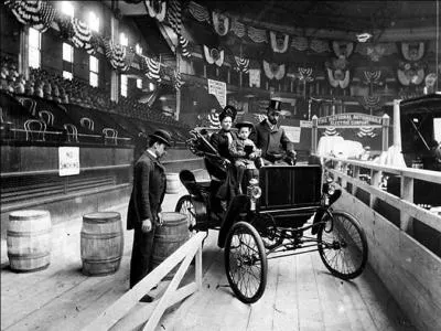 En 1893, il est décidé de créer une réglementation permettant aux gens d'acquérir l'autorisation le droit de conduire (capacité de capacité) un véhicule. Cette réglementation est appliquée seulement pour la ville de Paris.
Qui peut la recevoir et qui la délivre ?