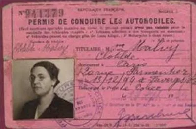 Le 31 décembre 1922, le « code de la route » et le « permis de conduire » sont officialisés. C'est un décret portant le nom de « code la route. Le terme « permis de conduire » est le nom d'un des articles.
Quelles sont les différences par rapport au document précédent (question N°6) ?