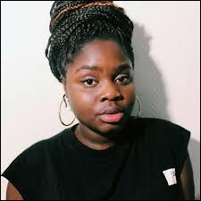 Quel est donc l'âge de Mademoiselle Gloria ?