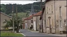 Nous traversons le village lorrain de Han-sur-Meuse. Nous sommes dans le département ...