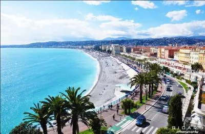 N comme Nice qui signifie gentille en anglais - La ville de Nice se trouve au _____ de la France.
