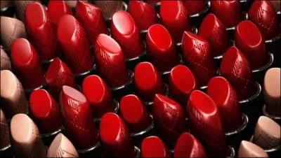 La couleur "rouge" se dit "red" en Angleterre.