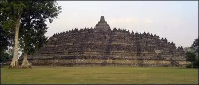 Le temple de Borobudur est une importante construction bouddhiste d'Indon&eacute;sie. Sur quelle ile est-il situ&eacute; ?