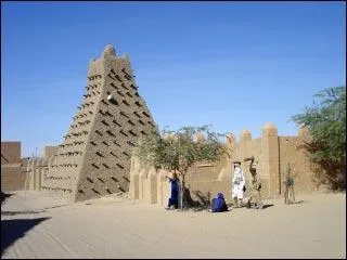 Voici la mosqu&eacute;e Sankore de Tombouctou. On surnomme cette ville de : &laquo; La ville aux 333 saints &raquo;. Quel autre surnom poss&egrave;de-t-elle &eacute;galement ?