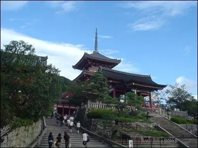 Le temple Kiyomizu-dera, &agrave; Kyoto au Japon, est un temple bouddhique. D'o&ugrave; tire-t-il son nom ?