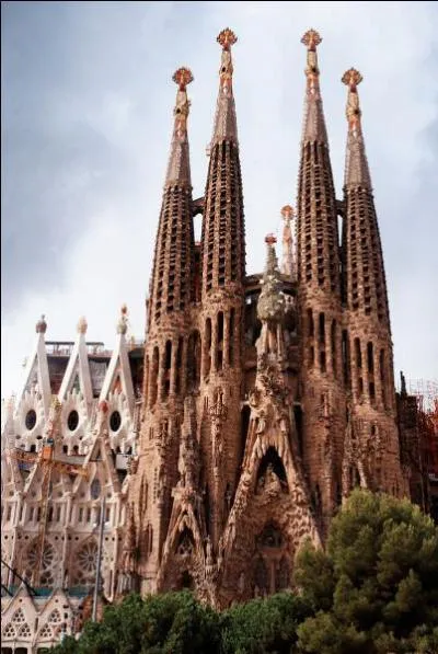 Par quel pape la basilique nomm&eacute;e &laquo; La Sagrada Familia &raquo; situ&eacute;e &agrave; Barcelone a-t-elle &eacute;t&eacute; consacr&eacute;e ?