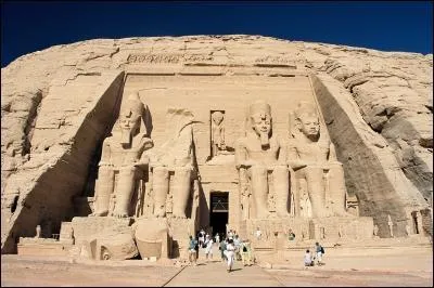 Les temples d'Abou Simbel sont deux temples de l'&Eacute;gypte antique construits par le pharaon Rams&egrave;s II. Dans quelle r&eacute;gion de l'Egypte se situe cette ville ?