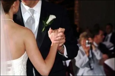 Au bras de qui dois-je traditionnellement faire cette danse ?