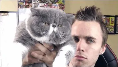 Comment s'appelle le chat de Squeezie ?