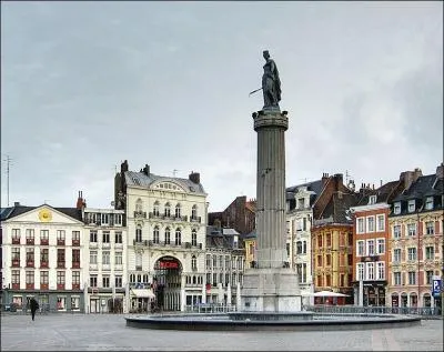 La colonne de la d&eacute;esse est un monument comm&eacute;moratif, inaugur&eacute; le 8 octobre 1845, au centre de la place du G&eacute;n&eacute;ral de Gaulle &agrave; Lille. Que porte-elle dans la main droite ?