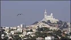 La basilique Notre-Dame-de-la-Garde, surnomm&eacute;e affectueusement..... par les Phoc&eacute;ens, veille sur Marseille et ses navigateurs depuis la deuxi&egrave;me moiti&eacute; du XIXe si&egrave;cle. Comment la surnomment-ils ?