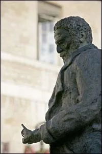 Cette statue en bronze de Victor Hugo qui regarde sa montre en plein centre bisontin a &eacute;t&eacute; &eacute;rig&eacute;e pour une occasion particuli&egrave;re, laquelle ?