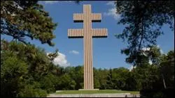 Le m&eacute;morial Charles de Gaulle, en R&eacute;gion Champagne-Ardenne, est sur&eacute;lev&eacute; par une croix. Comment s'appelle cette croix ?