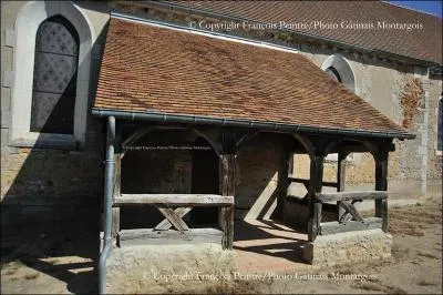 Les églises se remplissaient lors de la messe. Le porche principal où les commères bavardaient après la messe s'appelait ... .