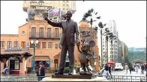 Qui est avec Mickey ?