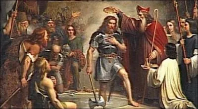 Au temps des Mérovingiens (dynastie franque), quels types de personnes avaient le droit d'avoir des cheveux longs ?