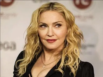 Continuons sur cette note plus positive, façon de parler, bien sur ! D'autres artistes, plus connus, ont chanté.
Quelle chanson Madonna a-t-elle chantée ?