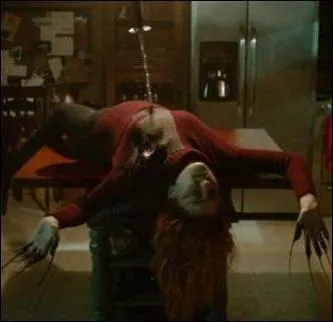 Dans l'épisode 7 de la cinquième saison, qu'empale-t-elle avec son katana sur la table de la cuisine de Scott ?