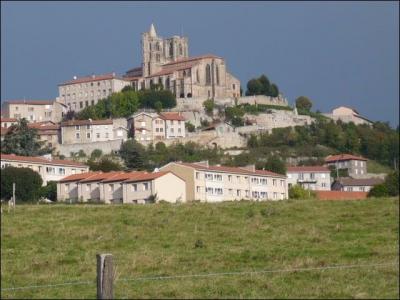 Dans quel département se trouve la ville de Saint-Bonnet-le-Château ?