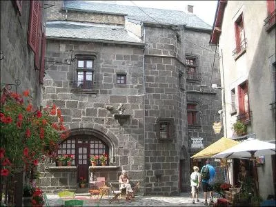 La ville de Besse-et-Saint-Anastaise est située :