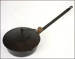 Que faisait-on auparavant, dans sa propre cuisine, avec cette poêle ?