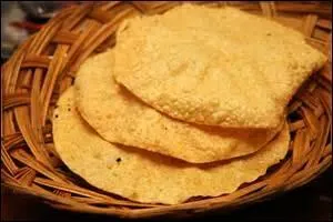 De quel pays proviennent les papadas, fines galettes croustillantes ?