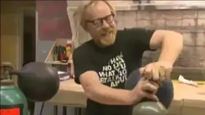 Vous connaissez tous l'hélium et la voix aiguë qu'il vous donne si vous l'inspirez, mais quel gaz produit l'effet inverse, la voix grave ?