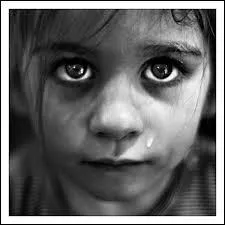 Ce lundi 16 novembre, j'ai vu pour la premi&egrave;re fois l'horreur dans les yeux de nombreuses personnes. L'&eacute;motion suscit&eacute;e par ces affreux attentats est pire que celle qui fut suscit&eacute;e par celui de Charlie Hebdo. Il est impossible de ne pas verser de larmes apr&egrave;s de tels drames. Personne ne vous dira qu'il est ... ou pas de montrer son &eacute;motion, devant des enfants ou non.