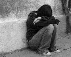 Personnellement, j'habite relativement pr&egrave;s de Paris, et un terroriste pourrait tr&egrave;s bien venir dans mon lyc&eacute;e, assez fr&eacute;quent&eacute;. Nous vivons, comme vous peut-&ecirc;tre, dans la peur, malgr&eacute; ce que peuvent nous dire les adultes. Nous avons peur, oui ! Et &ccedil;a, c'est la faute d'adultes eux-m&ecirc;mes influenc&eacute;s par d'autres personnes. C'est ... faute.