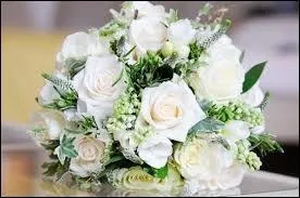 ''Les Roses blanches'' est une des chansons les plus tristes qui soit. Quel humoriste avait commencé son spectacle ''On s'connait ? '' par cette chanson ?