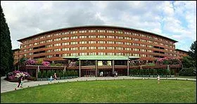 Autour de combien de cours s'organise le b&acirc;timent principal du Sequoia Lodge ?