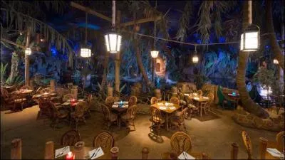 Quel restaurant peut-on voir au début de l'attraction ?