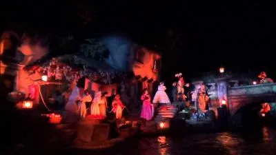 Que peut-on voir en sortant de la ville des pirates ?