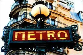 Quel est le nom de la station de métro de la ligne 4 à Paris, située dans le 18e arrondissement ?