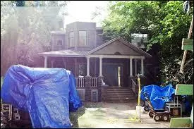 Qui a emménagé dans la maison d'Alison ?