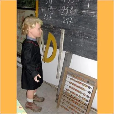 Comment s'appelaient ces blouses ouvertes par-derrière, que portaient les écoliers ?