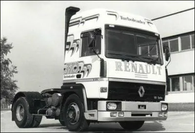 Quel est le modèle de cet ancien Renault ?