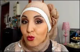 Qui est cette Youtubeuse beauté ?