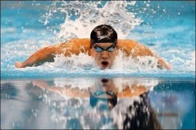 Il fait le papillon dans l'eau.