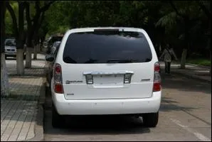 Cette voiture n'a pas de plaque...