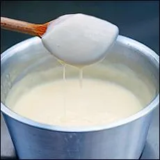 _______ est une sauce blanche préparée à partir d'un roux cuit avec du lait ou de la crème.