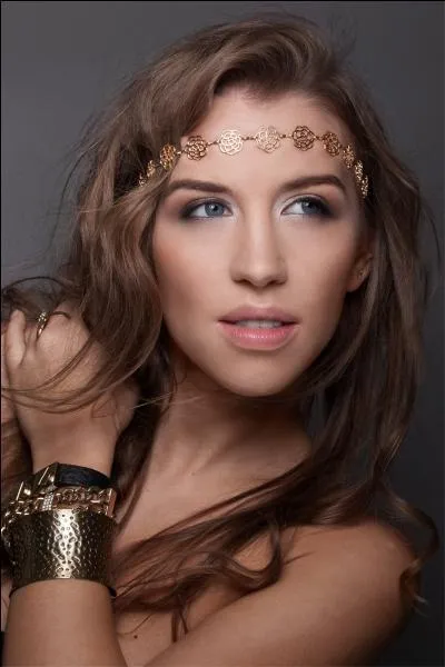 Qui est cette youtubeuse française ?