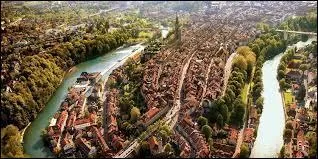 Pays du chocolat, du luxe en Europe, mais qui reste neutre.
Facile, la Suisse ! Quelle est sa capitale ?