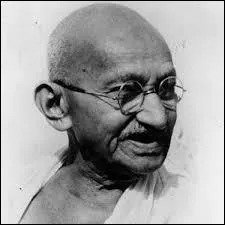 Comment s'appelle le pays pour lequel Gandhi a lutté pour obtenir son indépendance ?