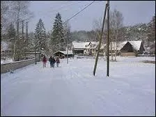 Un petit avant-goût de l'hiver avec cette image montrant Sparsbach sous la neige. Village alsacien de l'arrondissement de Strasbourg, dans le Par Naturel Régional des Vosges du Nord, il se situe dans le département ...