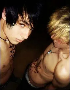 Quels sont les deux personnages représentés par ces cosplayers ?