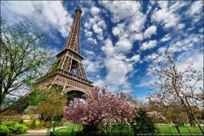 Est-ce que la tour est frêle ?