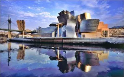Mais qu'est-ce donc ce truc tout biscornu ? Le Musée Guggenheim ! Oui, mais lequel ?